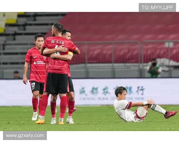 成都足球队配合引发热议球迷对战术选择和球员默契提出不同看法